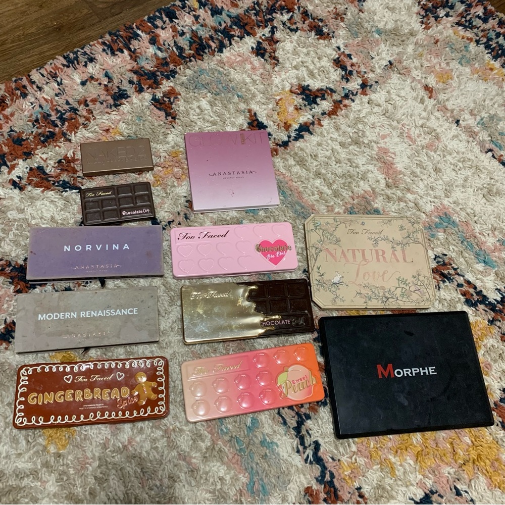 Huge lot of eyeshadow palettes